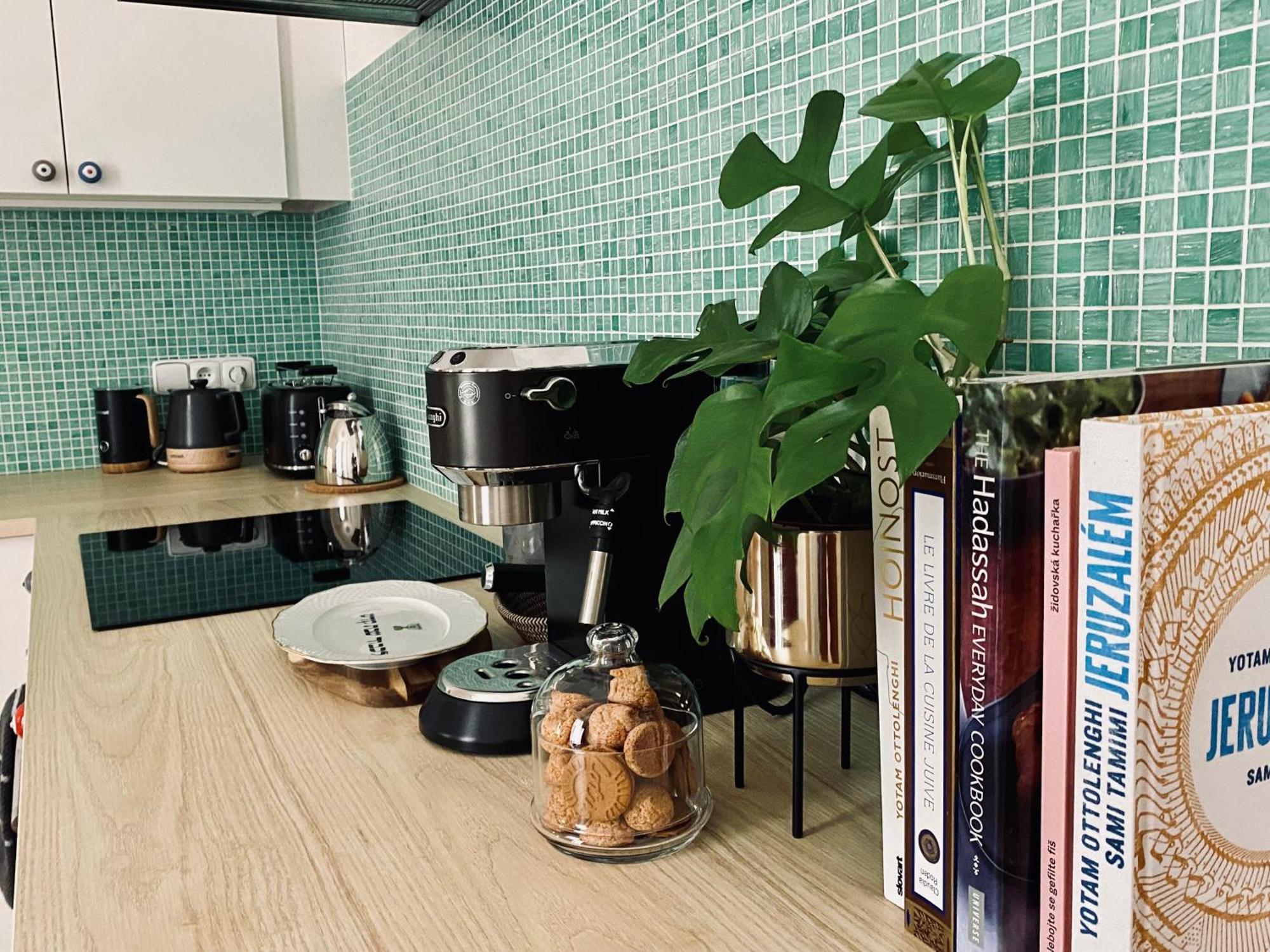 Green Balcony & King Size Bed — Photos 2